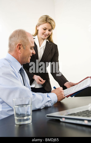 Geschäftsmann Unterzeichnung Papiere Stockfoto