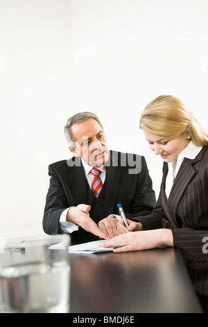 Geschäftsfrau Unterzeichnung Papiere Stockfoto