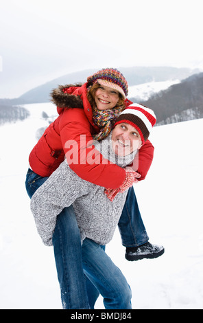 Verspieltes paar im Winter Stockfoto