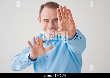 Mann mit ausgestreckten Händen Stockfoto