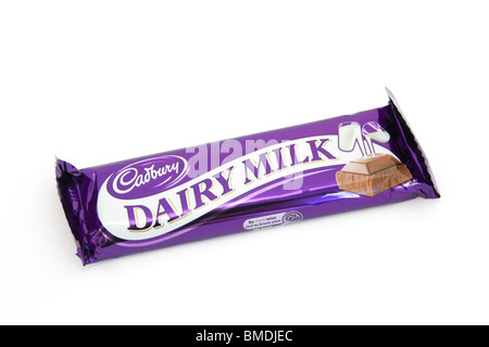 Von oben nach unten einer Cadbury Dairy Milk Chocolate Bar in ungeöffneten Folienverpackung auf einem weißen Hintergrund. England Großbritannien Großbritannien Stockfoto
