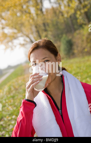 Porträt der Frau trinkt Milch Stockfoto