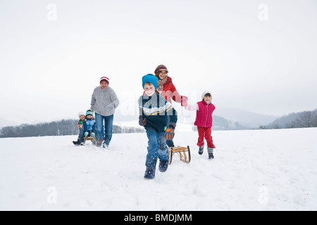 Familie mit Spaß im Freien im Winter Stockfoto