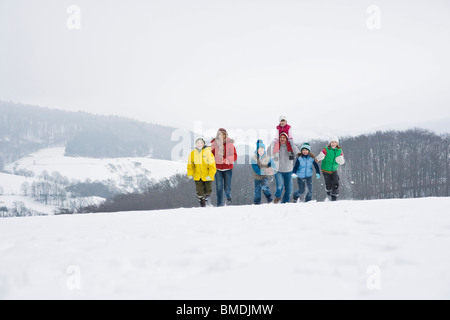 Familie, Wandern im Schnee Stockfoto