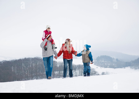 Familie, Wandern im Schnee Stockfoto