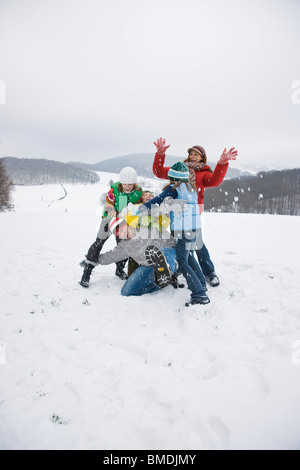 Familie im Schnee spielen Stockfoto