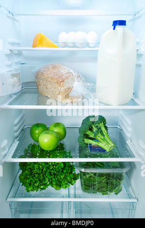 Kühlschrank mit gesunden Lebensmitteln Stockfoto