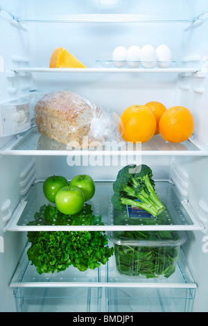 Kühlschrank mit gesunden Lebensmitteln Stockfoto