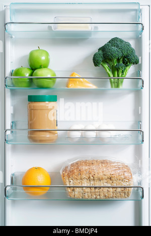 Kühlschrank mit gesunden Lebensmitteln Stockfoto