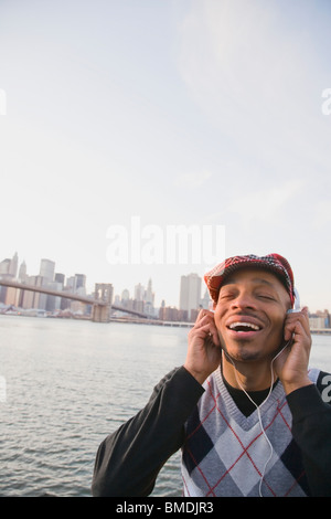 Mann im freien MP3-Player anhören Stockfoto