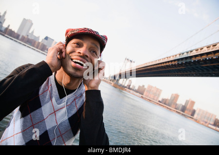 Mann, anhören von MP3-Player Stockfoto