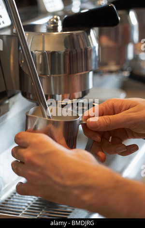 Machen einen Latte Stockfoto