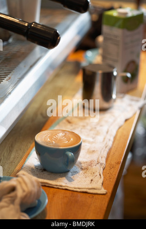 Latte und Espresso-Maschine Stockfoto