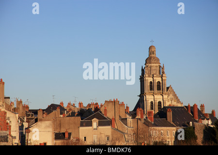 Der Turm der Kathedrale des Saint Louis über dem Dach von Blois Stockfoto