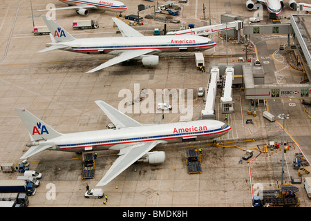 Eine Luftaufnahme von drei American Airways Passagier Flugzeuge stehen vor Toren auf dem Rollfeld am Flughafen Heathrow London England Stockfoto