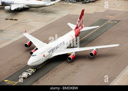 Eine Luftaufnahme von Virgin Atlantic Boeing 747-400 aus den Abflug-Gates im Terminal 3 Heathrow Flughafen London geschleppt Stockfoto