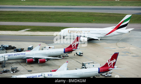 Ein Emirates Airbus A380 Rollen bestanden zwei Virgin Atlantic Airbus A340s, eine Ankunftshalle am Flughafen Heathrow London England Stockfoto