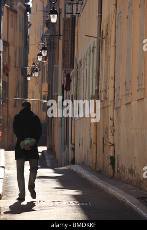 Malerische Straße im alten Viertel von Marseille Stockfoto