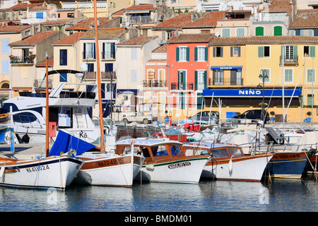 Bunte Fischerboot im Hafen von Cassis Stockfoto