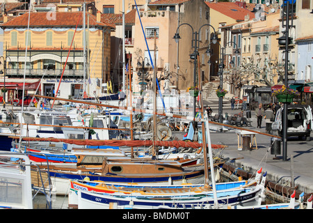 Bunte Fischerboot im Hafen von Cassis Stockfoto