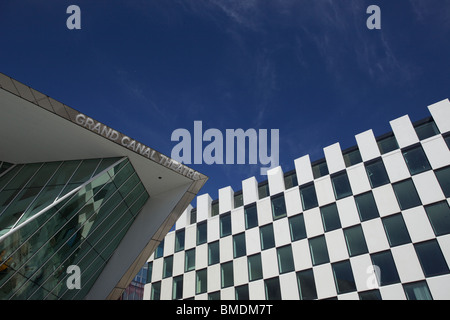 Die Bord Gáis Energy Theatre (ursprünglich Grand Canal Theatre) ist eine darstellende Kunst Veranstaltungsort, in den Docklands in Dublin, Irland. Stockfoto