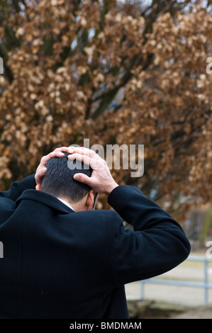 Rückansicht des Nahen Ostens Geschäftsmann Kopf in Händen Berlin Deutschland Stockfoto