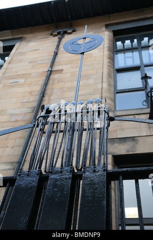 Foto genommen, bevor die Feuer der dekorative Schmiedearbeiten an der Charles Rennie Mackintosh Glasgow School of Art, Glasgow, Schottland, Großbritannien Stockfoto