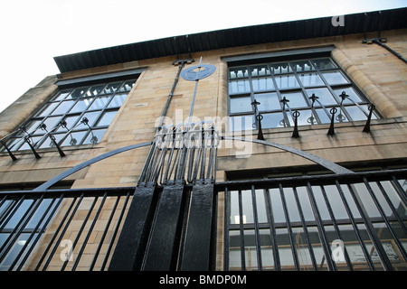 Foto genommen, bevor die Feuer der dekorative Schmiedearbeiten an der Charles Rennie Mackintosh Glasgow School of Art, Glasgow, Schottland, Großbritannien Stockfoto