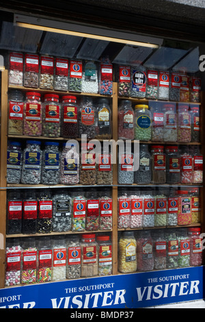 traditionelle Konditorei mit Flaschen von Süßwaren im Fenster Southport Merseyside England uk Stockfoto