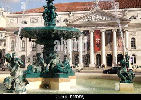 Brunnen vor dem Nationaltheater Dona Maria II auf dem Platz Praça de Dom Pedro IV oder Rossio in Lissabon, Portugal Stockfoto