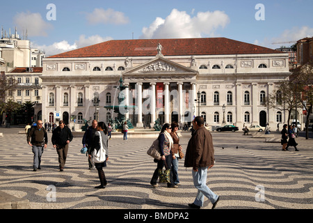 Passanten vor dem Nationaltheater Dona Maria II auf dem Platz Praça de Dom Pedro IV oder Rossio in Lissabon, Portugal Stockfoto