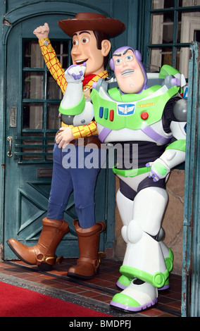 WOODY, BUZZ LIGHTYEAR RANDY NEWMAN geehrt mit einem Stern auf dem HOLLYWOOD WALK OF FAME HOLLYWOOD LOS ANGELES CA 2. Juni 2010 Stockfoto