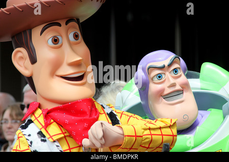 WOODY, BUZZ LIGHTYEAR RANDY NEWMAN geehrt mit einem Stern auf dem HOLLYWOOD WALK OF FAME HOLLYWOOD LOS ANGELES CA 2. Juni 2010 Stockfoto