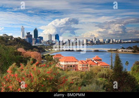 Kings Park mit touristischen Attraktionen und Sehenswürdigkeiten der alten Swan Brauerei, Swan River, Narrows Bridge und die Stadt in der Ferne. Stockfoto