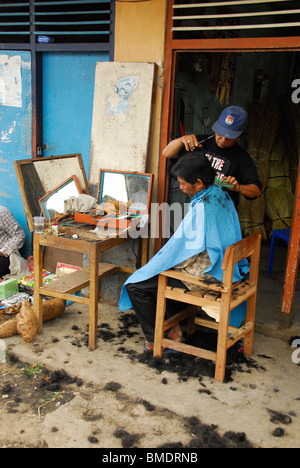 Outdoor-Barbershop in Banjar, in der Nähe von Lovina, Nordbali, Indonesien Stockfoto