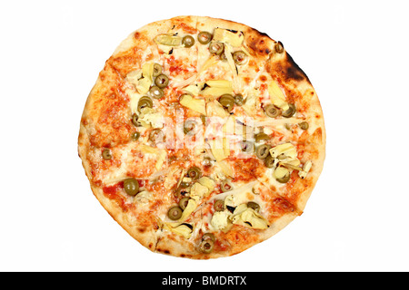 Frisch gebackene Runde Pizza mit Oliven isoliert auf weißem Hintergrund Stockfoto