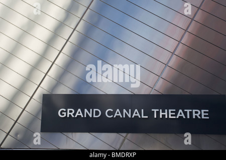 Die Bord Gáis Energy Theatre (ursprünglich Grand Canal Theatre) ist eine darstellende Kunst Veranstaltungsort, in den Docklands in Dublin, Irland. Stockfoto