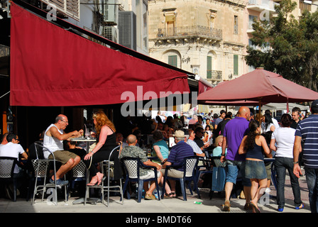 SLIEMA, MALTA. Eine geschäftige Straßenszene auf Triq Ix-Xatt, auch bekannt als The Strand. 2010. Stockfoto