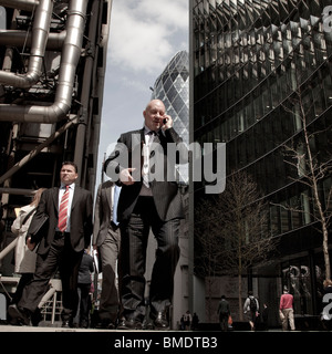 Geschäftsleute in Dunkelheit passt zu Fuß hinunter Lime Street im Finanzzentrum von London Stockfoto