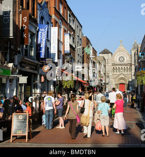 Stadtzentrum von Dublin Irland Fußgänger auf Anne Street South im Stadtteil Grafton St mit einer Kulisse aus der anglikanischen St. Anns c Stockfoto