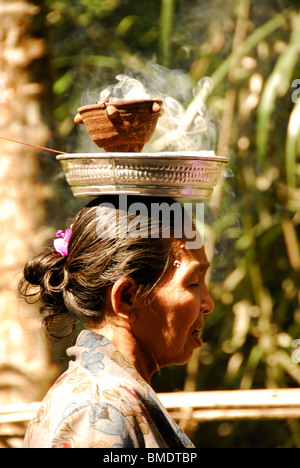 alten balinesischen Dame an Galungan Festival, große Bali Zeremonie, Pura Sabakabian, Bebetin, in der Nähe von Lovina, Nord Bali, indonesi Stockfoto