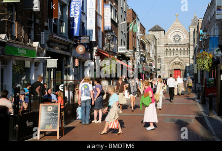 Stadtzentrum von Dublin Irland Fußgänger auf Anne Street South im Stadtteil Grafton St mit einer Kulisse aus der anglikanischen St. Anns c Stockfoto