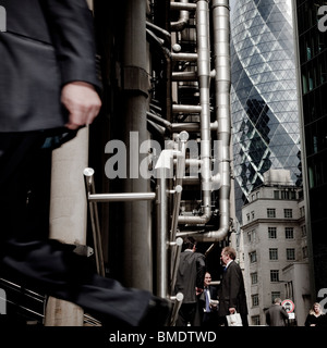 Geschäftsleute in Dunkelheit passt zu Fuß hinunter Lime Street im Finanzzentrum von London Stockfoto