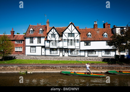 Ein Boot Punter am Fluss Stour in Kent mit einigen schönen Gebäuden im Hintergrund. Stockfoto