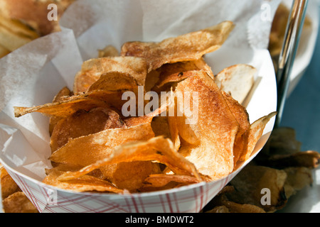 knusprig goldene braune hausgemachten Kartoffelchips zum Verkauf Ninth Avenue International Food Festival New York City Stockfoto