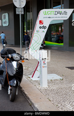 Ein Elektroroller aufgeladen wird, auf einer Straße in Lissabon, Portugal Stockfoto