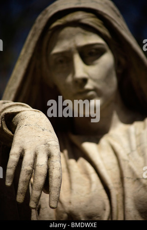 Statue einer Frau Trauer auf einem Grab im Friedhof Prazeres in Lissabon, Portugal, Europa Stockfoto