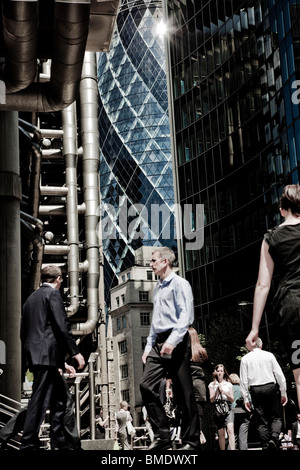 Geschäftsleute, die hinunter Lime Street im Finanzzentrum von London Stockfoto