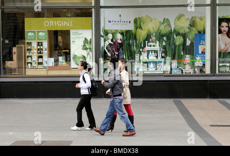 Orientalische Besucher in Dublin Irland Schaufensterbummel auf O' Connell Street im Stadtzentrum Stockfoto