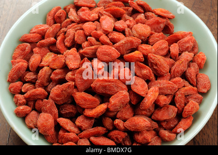 Getrocknete Goji-Beeren in Schale Stockfoto